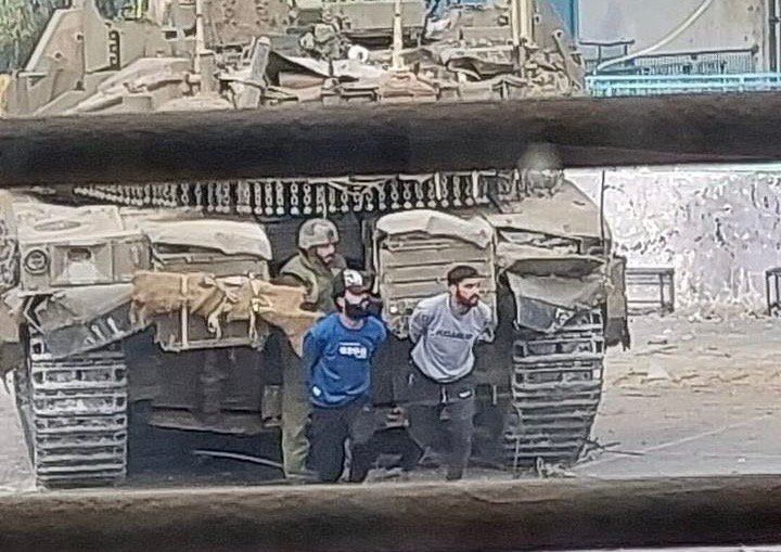 أسوشيتد برس تنشر شهادات صادمة عن استخدام  الغزيين دروعا بشرية 